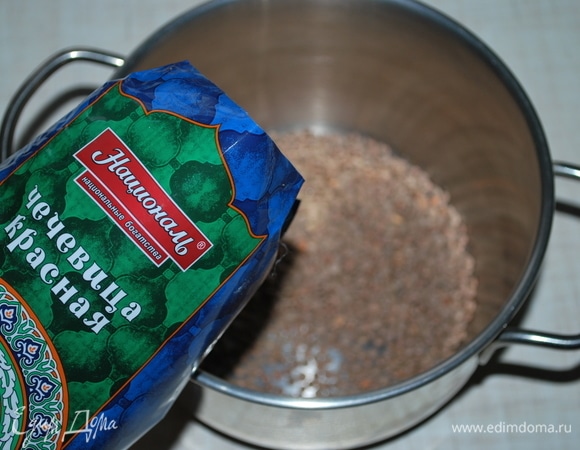 За 20 минут до готовности блюда я отварила чечевицу ТМ «Националь», следуя инструкции на пачке. Красная чечевица очень быстро варится.