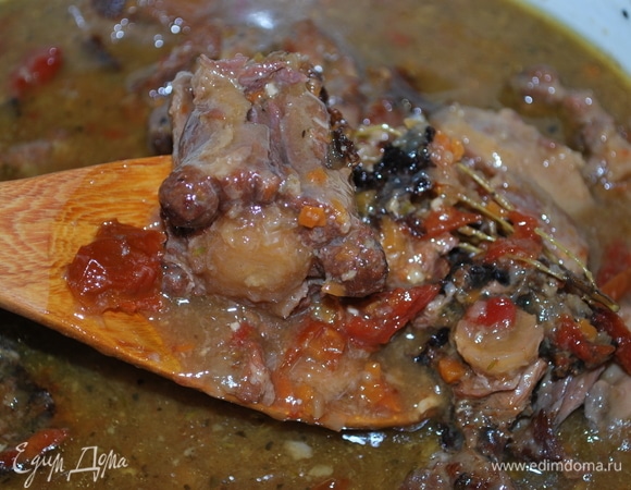 Хвосты томились почти четыре часа на очень слабом огне. Они приготовились, мясо буквально тает во вру.