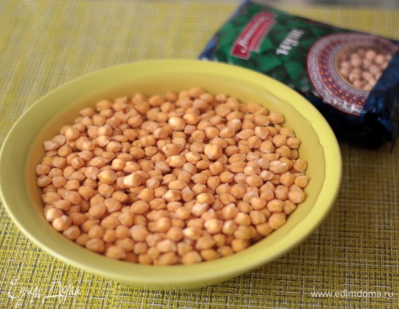 Для начала замачиваем нут ТМ «Националь», залив его холодной водой. Я всегда замачиваю на ночь. Затем его нужно хорошо промыть под проточной водой, залить холодной водой и поставить вариться.