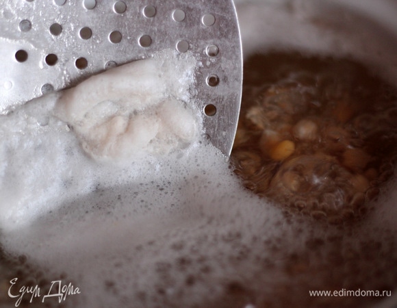 Варим нут до полуготовности (где-то около 1 часа), снимая пену.