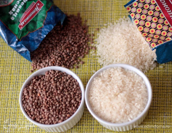 Берем рис и чечевицу ТМ «Националь». Хорошенько промываем и, когда наш нут уже дошел до полуготовности, добавляем к нему вариться. Варим их вместе минут 15–20. То есть нут, рис и чечевица на этапе добавления в суп должны быть почти готовы.