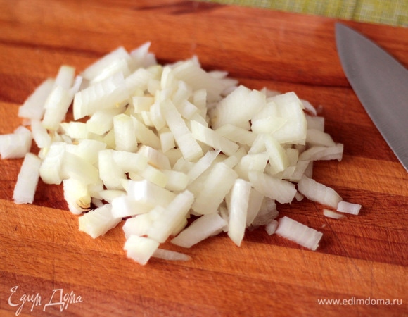 Мелко режем головку лука.