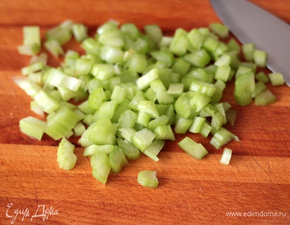 Черешки сельдерея промываем и также мелко режем.