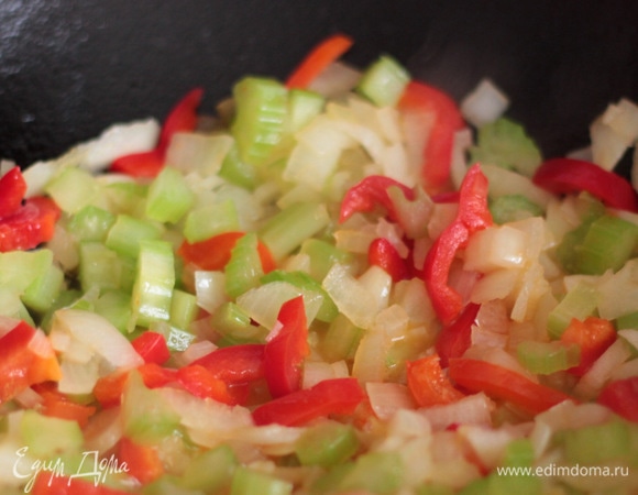 У меня болгарский перец был уже нарезан и заморожен. Если у вас свежий, то также промыть, очистить от семян и нарезать соломкой. Я готовила в большой чугунной сковороде. Можно сложить овощи в кастрюлю с толстым дном, обжарить до румяности.