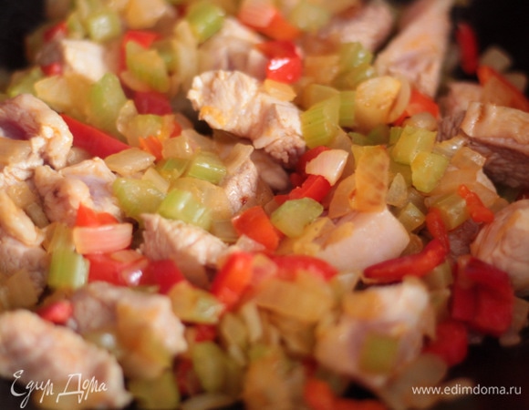 Мясо режем небольшими брусочками и добавляем к овощам. Если вы готовите хариру из баранины или говядины, то предварительно их нужно отварить до полуготовности, если из птицы, то можно нарезать сырую мякоть. Обжарить до подрумянивания мяса.