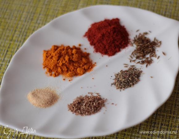 Добавить специи. На фото нет кусочка корня имбиря, я добавила небольшой — около 2 см. Еще раз напомню, что их можно брать по вкусу, но если вы не любите куркуму, зиру, паприку, чеснок, то просто приготовьте другой суп) Потому что специи в харире играют первостепенную роль.