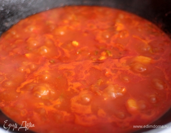 Далее добавляем томатную смесь. Идеально взять свежие томаты, очистить от кожицы, перемолоть блендером и добавить в суп, но зимой в магазинных нет вкуса и аромата. У меня в заморозке есть томатный микс из осенних ароматных помидоров (я добавила его), если такового нет, предлагаю взять томаты в собственном соку, также перемолоть блендером и добавить по вкусу, чтобы не было слишком кисло на вкус. В самом крайнем случае можно добавить по вкусу томатную пасту. Тушим все 20–25 минут до полной готовности мяса.