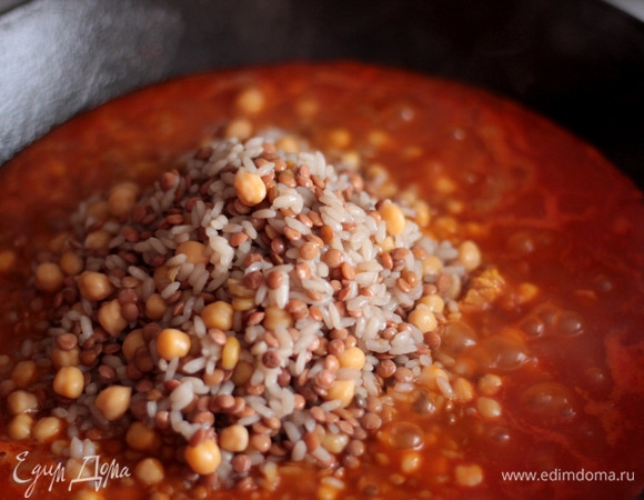 За это время наша смесь нута, риса и чечевицы почти готова, добавляем ее в суп.