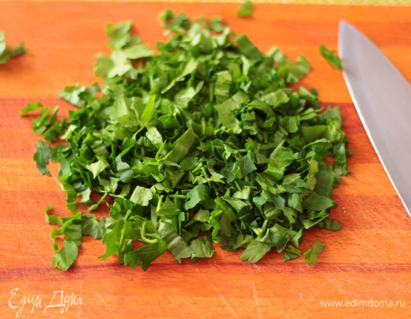 Режем кинзу или петрушку.