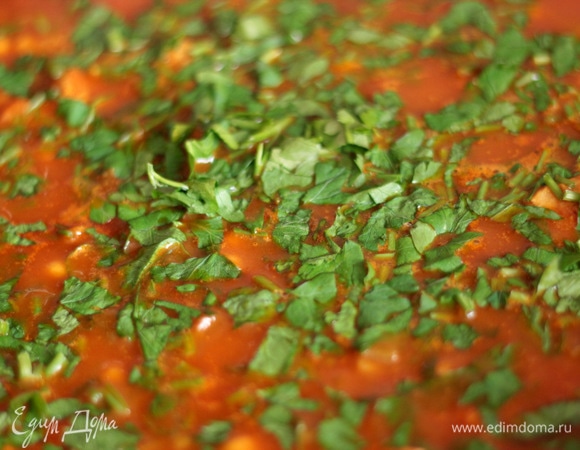 Щедро посыпаем наш суп зеленью, добавляем зубчик чеснока, пропущенный через пресс.