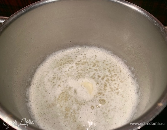 В сотейнике или кастрюле с толстым дном растопите половину сливочного масла.
