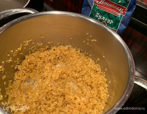 Добавьте булгур и тушите на медленном огне в течение двух минут, все время помешивая.