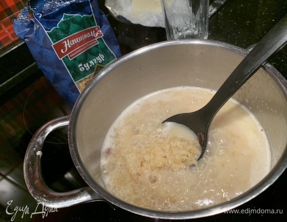 Добавьте воду и варите на медленном огне около восьми минут почти до готовности. Следите, чтобы осталось немного жидкости.