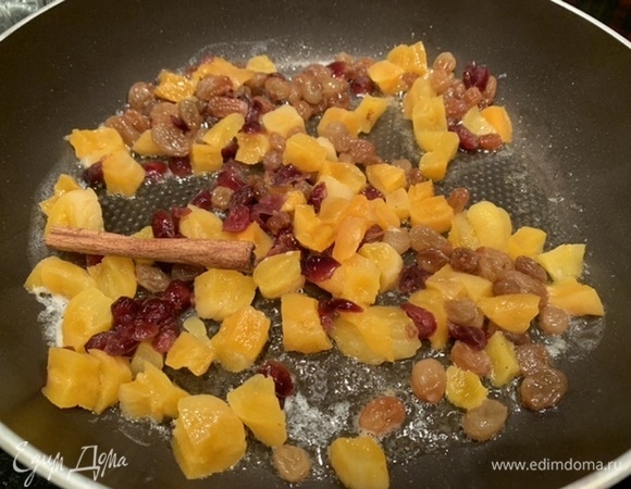 Пока готовится булгур, займемся фруктами: растопите оставшееся сливочное масло на сковороде, добавьте палочку корицы и предварительно замоченные сухофрукты, жарьте все, помешивая, 3–4 минуты.