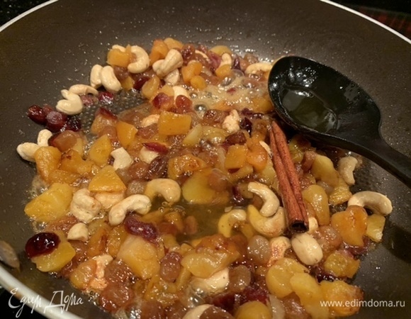 Добавьте кешью, сок лимона и мед, жарьте еще пару минут.