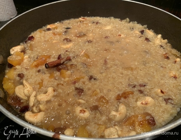 Добавьте почти готовый булгур (вместе с жидкостью), все хорошо перемешайте и потушите около четырех минут на медленном огне, пока не выпарится вся жидкость.