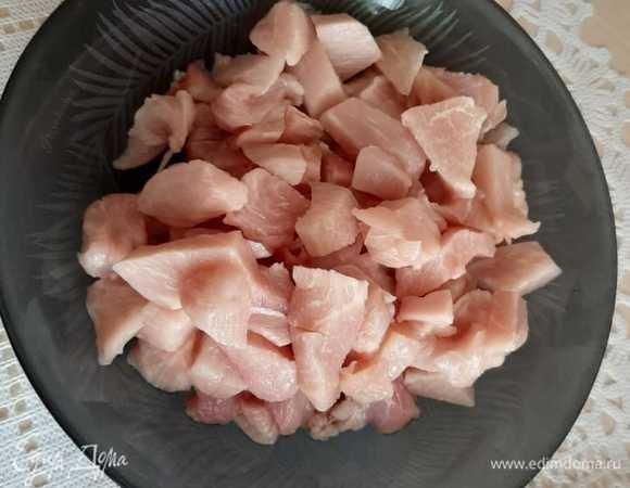 Мясо режем на кусочки. Отправляем на сковороду в разогретое масло. Обжариваем. Попутно отвариваем булгур — 1 стакан крупы на 2 стакана воды.