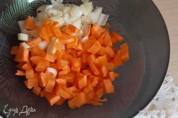 Добавляем лук, морковь, соль, перец, карри. Заливаем водой или бульоном и тушим 15 минут.
