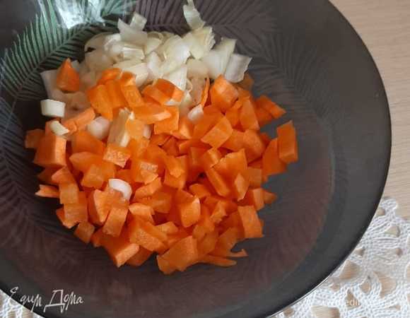 Добавляем лук, морковь, соль, перец, карри. Заливаем водой или бульоном и тушим 15 минут.