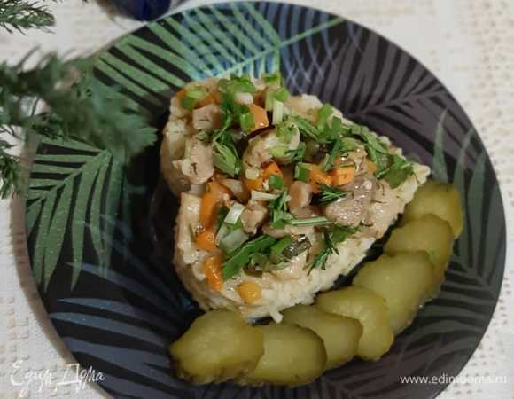 Выкладываем булгур, сверху — мясо, зелень. Приятный копченый аромат получился. Приятного аппетита.