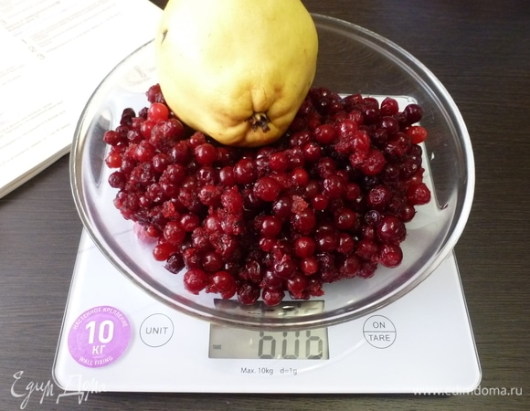 Подготовить ягоды и фрукты. Клюква у меня замороженная.