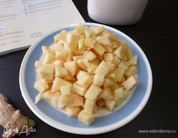 Айву очистить от семян и кожицы. Нарезать на небольшие кубики. Количество имбиря зависит от ваших желаний, я взяла кусочек размером с фалангу большого пальца (2,5–3 см). Имбирь очистить от шкурки и мелко-мелко нарезать.