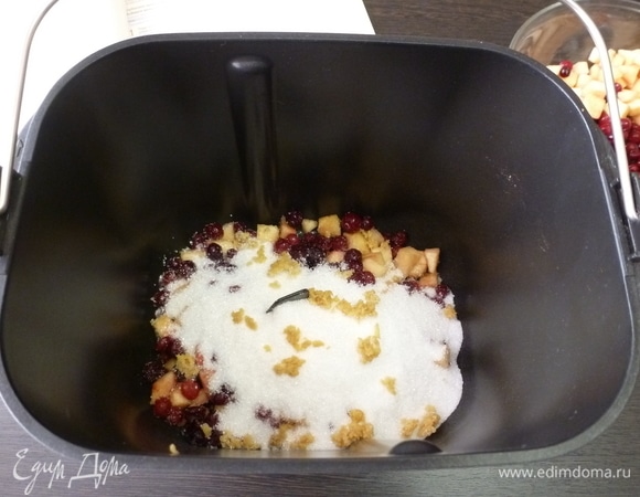 В чашу хлебопечи выкладывать, согласно инструкции, несколькими слоями ягоды и сахар. Не забудьте сначала вставить лопатку!