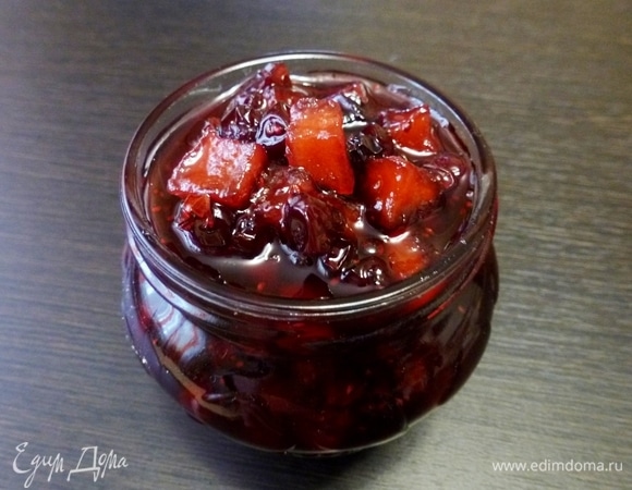 Когда прозвучит сигнал, отключите хлебопечь от сети и с осторожностью вытащите форму. Разложить варенье по банкам и лакомиться им по желанию. Приятного аппетита!