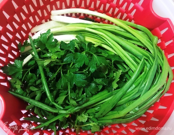 Зелень помыть и обсушить.