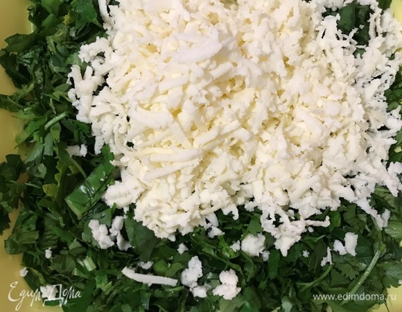 Сыр натереть на крупной терке.