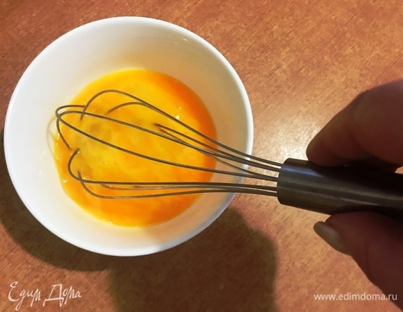 Яйцо слегка взбить. Соединить зелень, сыр и яйцо. Приправить солью и перцем и перемешать.