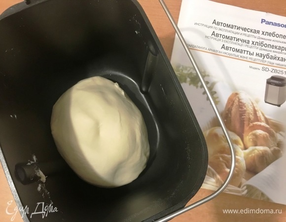 Муку просеять, поместить в форму для выпечки хлеба, добавить соль, влить воду и оливковое масло. Поместить форму в хлебопечь, выбрать режим приготовления теста для пельменей и нажать «Пуск».