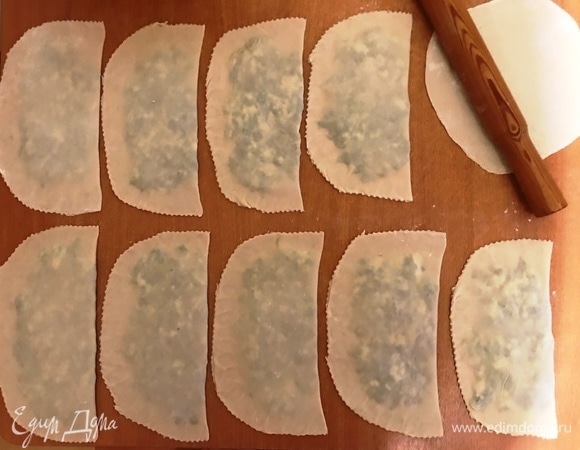 При помощи фигурного ножа можно сделать декоративный край.