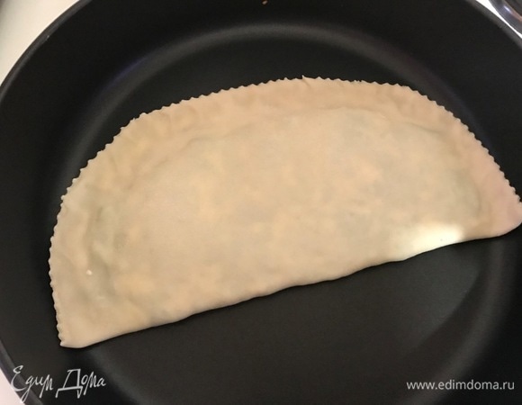 Жарить кутабы на раскаленной сухой сковороде до румяной корочки с обеих сторон.