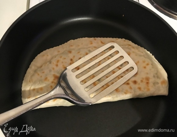 Если кутаб начнет раздуваться, нужно проткнуть его деревянной шпажкой (зубочисткой) и прижать лопаткой.