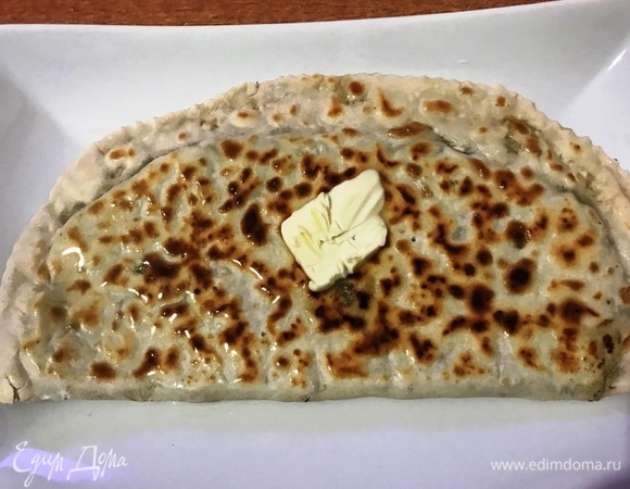 Готовые кутабы обильно смазать сливочным маслом с двух сторон.