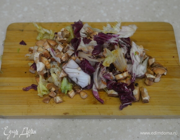 Нарезанные ножки грибов смешайте с листовым салатом, посолите и заправьте уксусом. Салат к грибам готов.