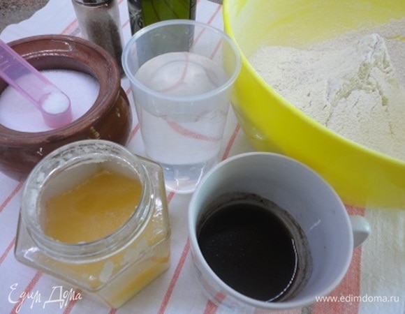 Все виды муки смешать и просеять. Ржаной солод залить кипятком и остудить.