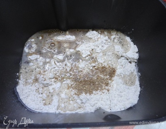 Загрузить все в контейнер согласно рецепту. Хлеб будет готов через 3 часа 30 минут.