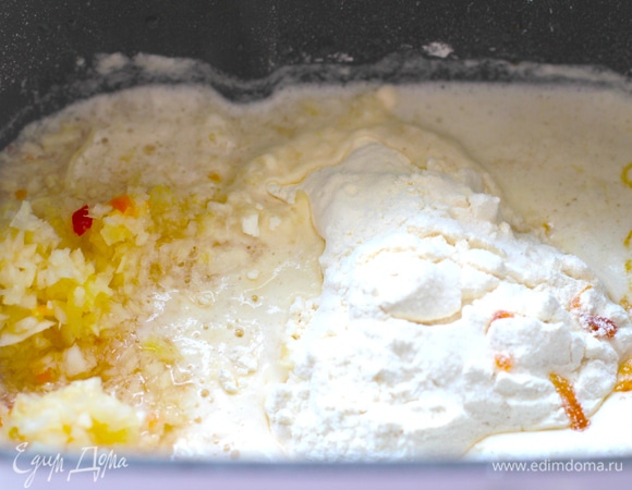 Дрожжи всыпать в диспенсер. Остальные ингредиенты выложить в дежу согласно инструкции к хлебопечи. Капусту, рассол и все приправы положить сверху. Нам нужен режим с длительной расстойкой. Я выбрала режим «Основной — Малодрожжевой хлеб».