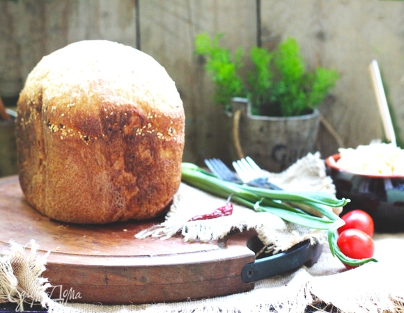 По окончании программы вынуть хлеб. При выпечке я смазала верх водой и обсыпала зерном, но когда вынимала, почти все зерно рассыпалось. Думаю, здесь верхушку лучше оставить гладкой.