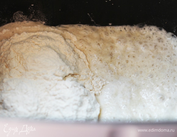 Поместить все ингредиенты в дежу. Пиво действует по принципу дрожжей, слегка разрыхляет тесто, ему для этого нужно дать постоять в процессе замеса и потом еще раз перемешать. Для этого хорошо подходит режим «Пицца». Только советую накрыть дежу тефлоновым ковриком или затянуть пленкой во избежание разбрызгивания теста.