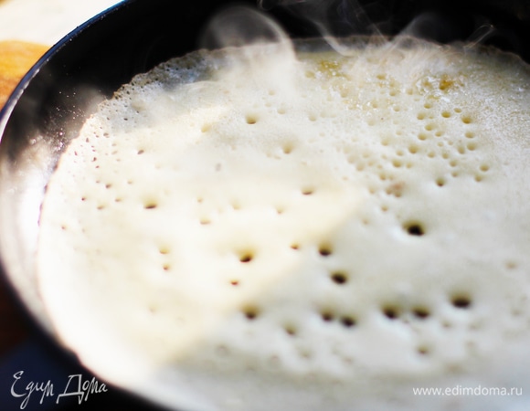 Я пеку в чугунной небольшой блинной сковороде, слегка смазав поверхность кусочком сала.