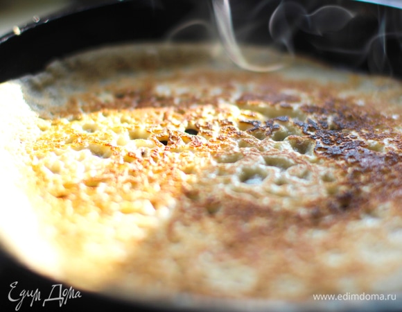 Печем блинчики до румяности и складываем в стопку. У меня хрустящих краев не бывает ни на каком тесте, поэтому не знаю, будут ли они в этом рецепте.