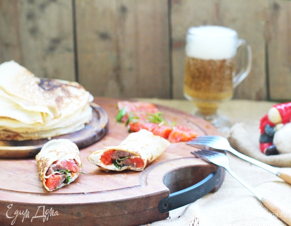 Мы любим блинчики с творожным сыром, лососем и зеленью, дети едят с медом. Они универсальны.