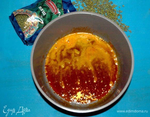 В глубокой посуде разогреть растительное масло. Добавить пряности. Обжариваем пряности 1–2 минуты.