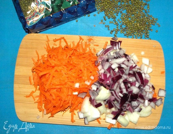 Морковь и лук очистить. Морковь трем на крупной терке, лук шинкуем.