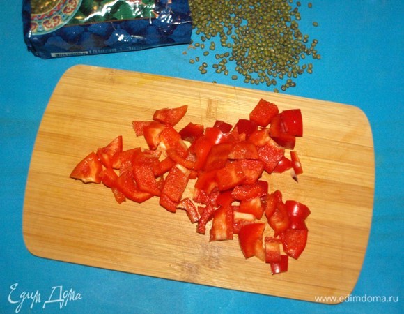 Сладкий красный перец очистить от плодоножки, семян и перегородок. Произвольно нарезать.