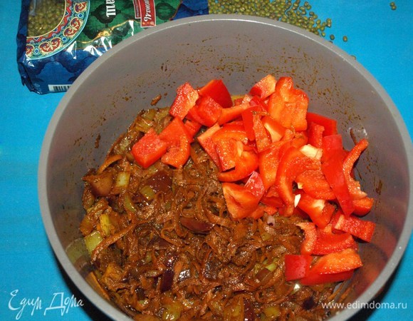 Добавляем красный сладкий перец. Готовим 4–5 минут, помешивая.