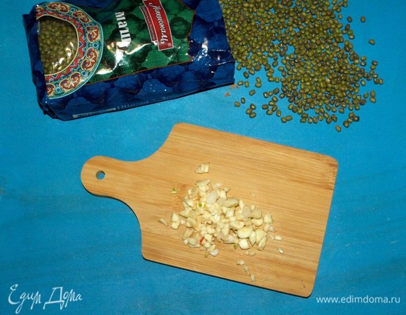 Чеснок очистить и мелко порубить.